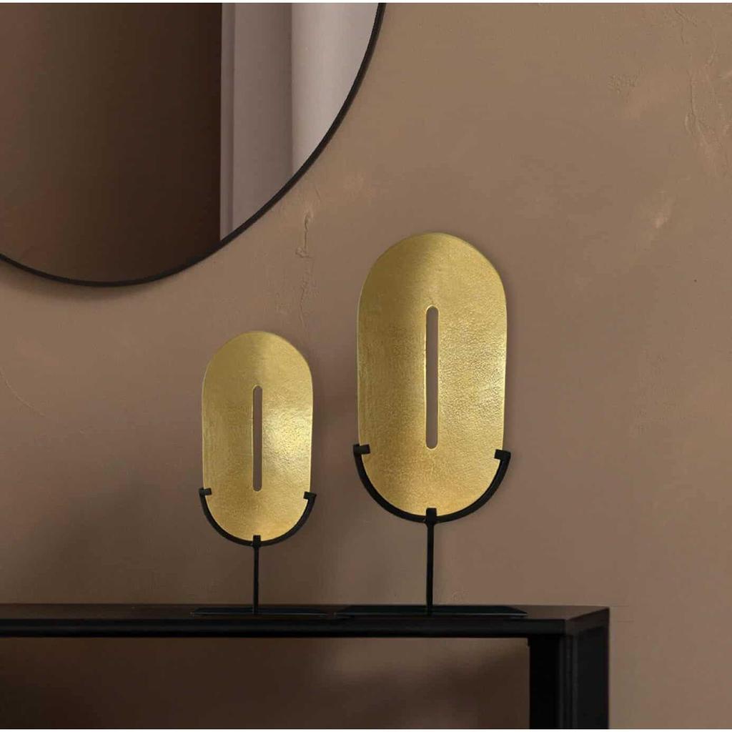 פסל אובלי עומד עשוי בראס בצבע זהב ושילוב שחור