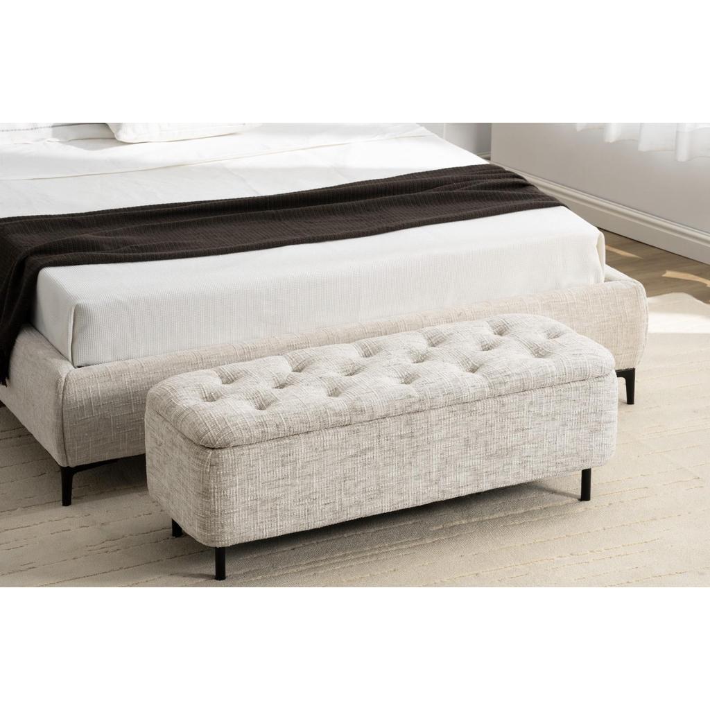 ספסל מעוצב עשוי בד מרשים בשילוב רגלי מתכת שחורות