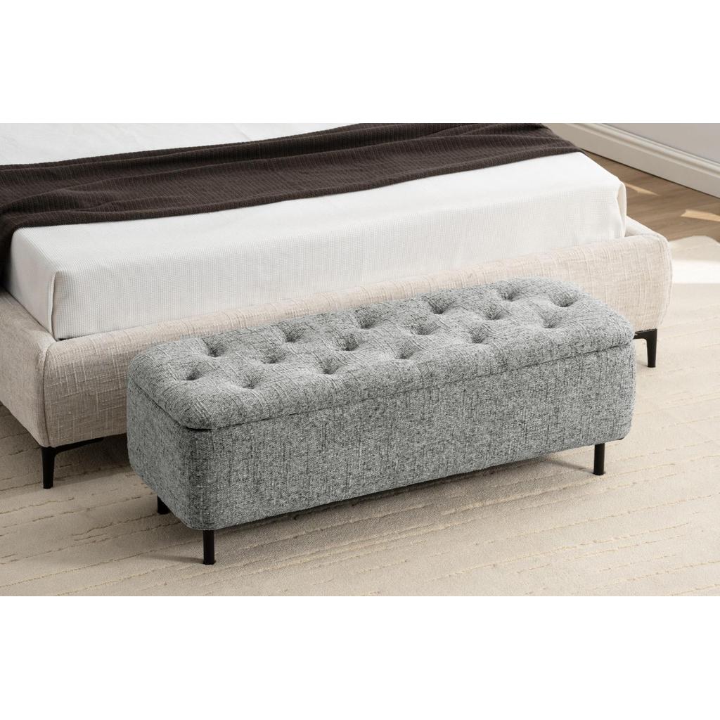 ספסל מעוצב עשוי בד מרשים בשילוב רגלי מתכת שחורות