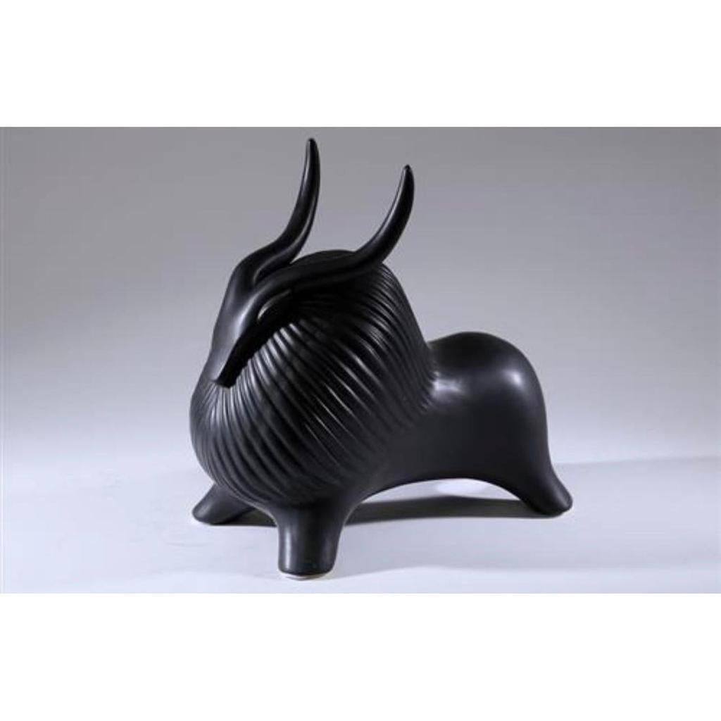 פסל נוי באפלו עשוי קרמיקה בגוון שחור מט 33X32X19 ס"מ