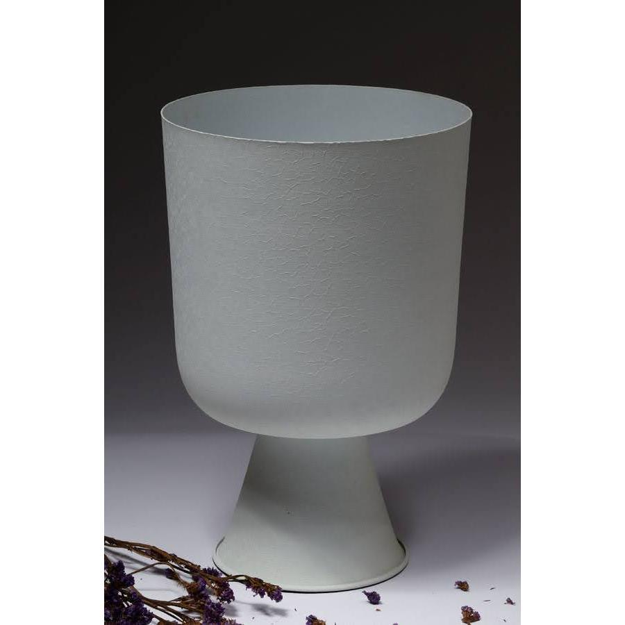 מעמד לעציץ על רגל עשוי מתכת בגוון שמנת