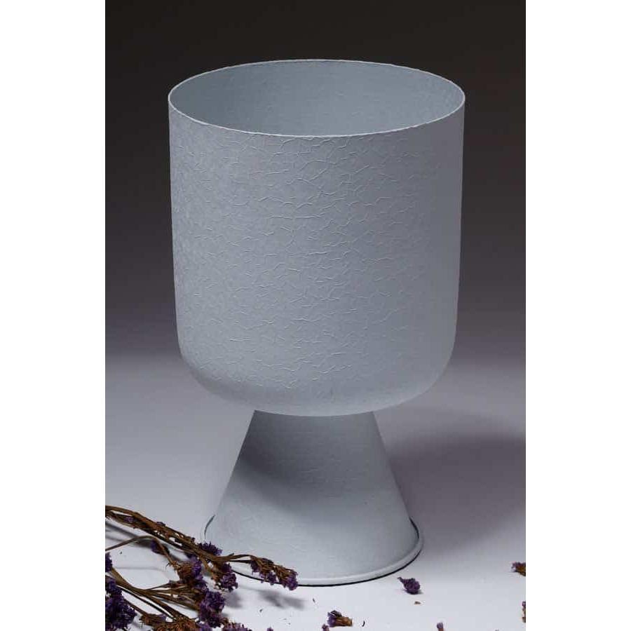 מעמד לעציץ על רגל עשוי מתכת בגוון לבן