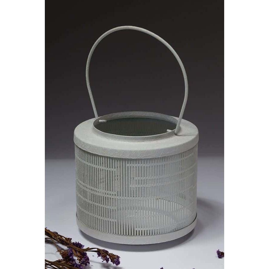 מעמד לנר עשוי מתכת בעיצוב מיוחד בצבע שמנת