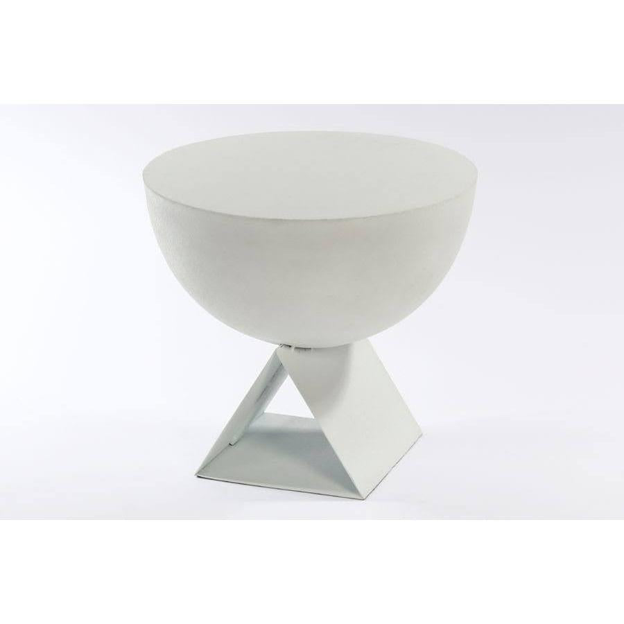 שולחן צד עגול ורגל בצורת משולש עשוי מתכת בצבע שמנת 45X45X41 ס"מ