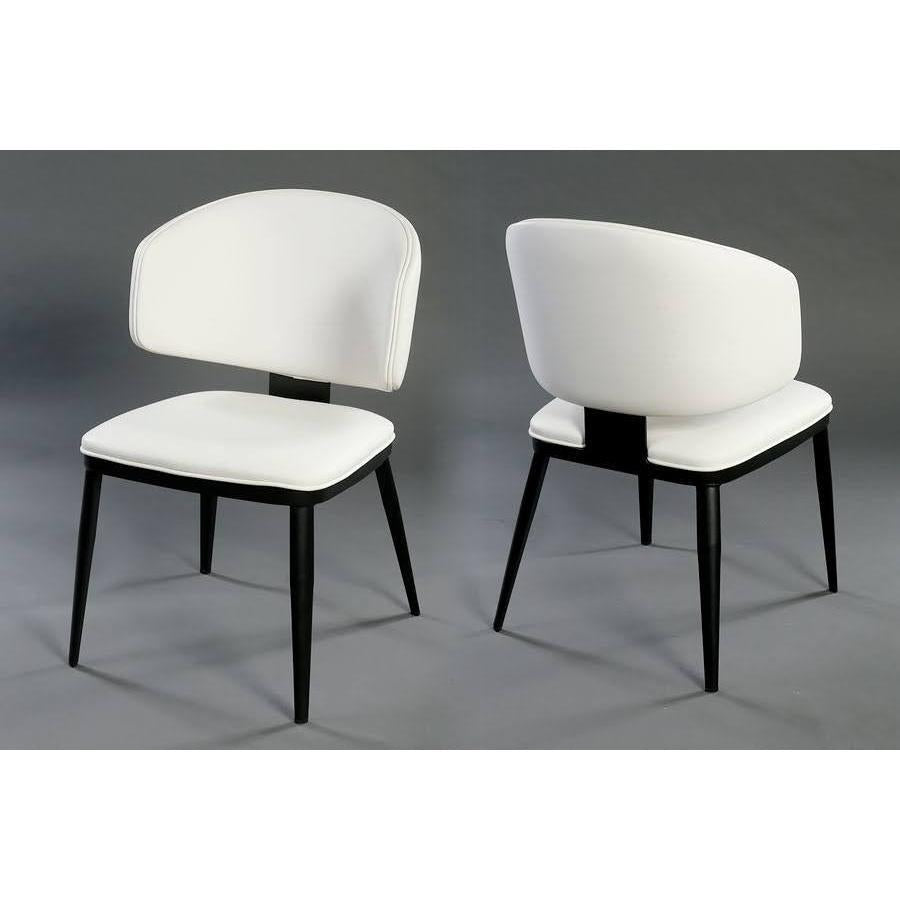 כיסא אוכל עשוי עור בצבע לבן בשילוב רגלי מתכת שחורות