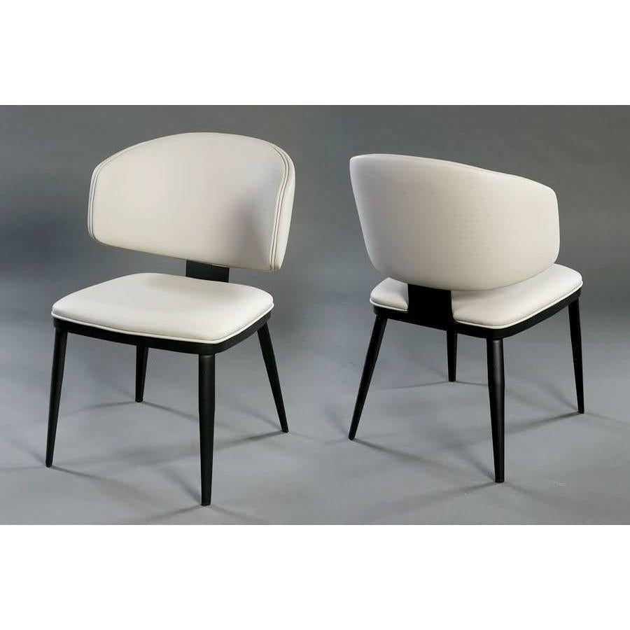 כיסא אוכל עשוי עור בצבע בז' בשילוב רגלי מתכת שחורות - בי יוניק - עיצוב הבית