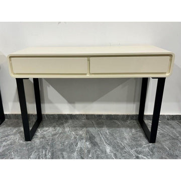 קונסולה מעוצבת בשילוב 2 מגירות בגוון שמנת מיוחד