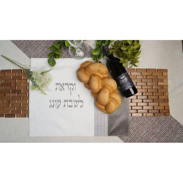 כיסוי חלה דגם עונג שבת מעוצב בגוון לבן וכסף 58X46 ס"מ