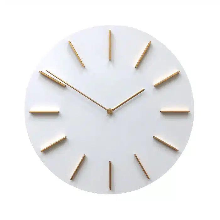 שעון קיר עשוי מתכת בגוון לבן ושילוב זהב 40X40X2
