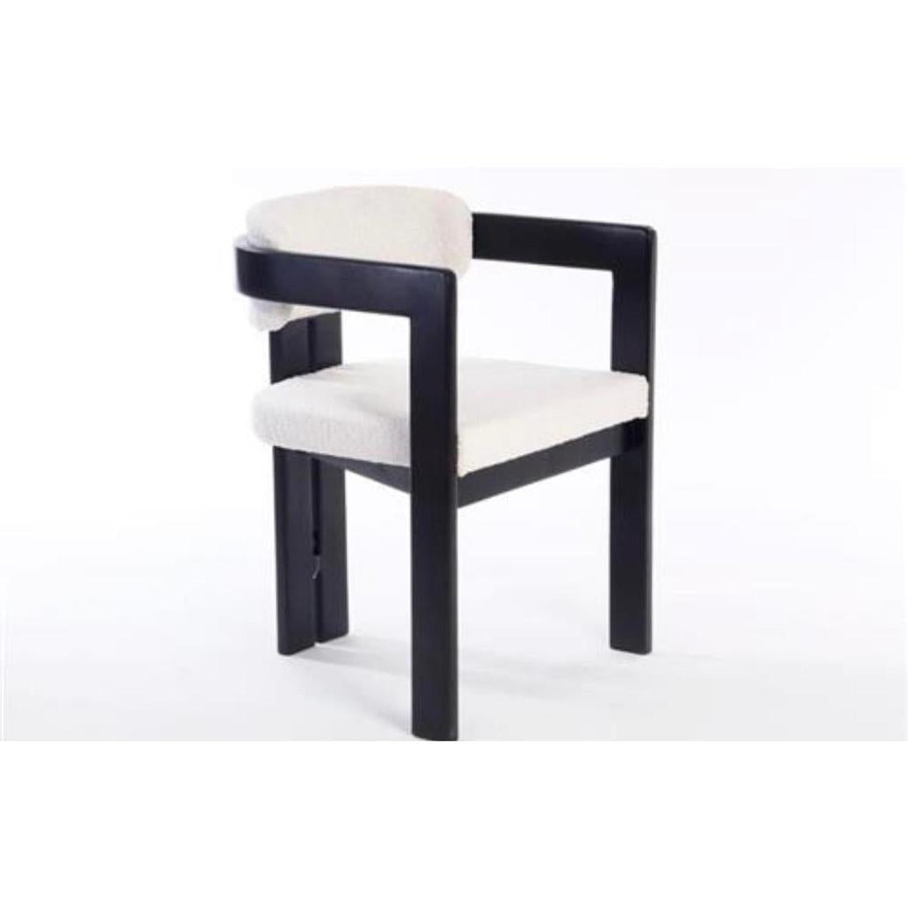 כיסא אוכל עשוי עץ בגוון שחור ושילוב בד בוקלה לבן