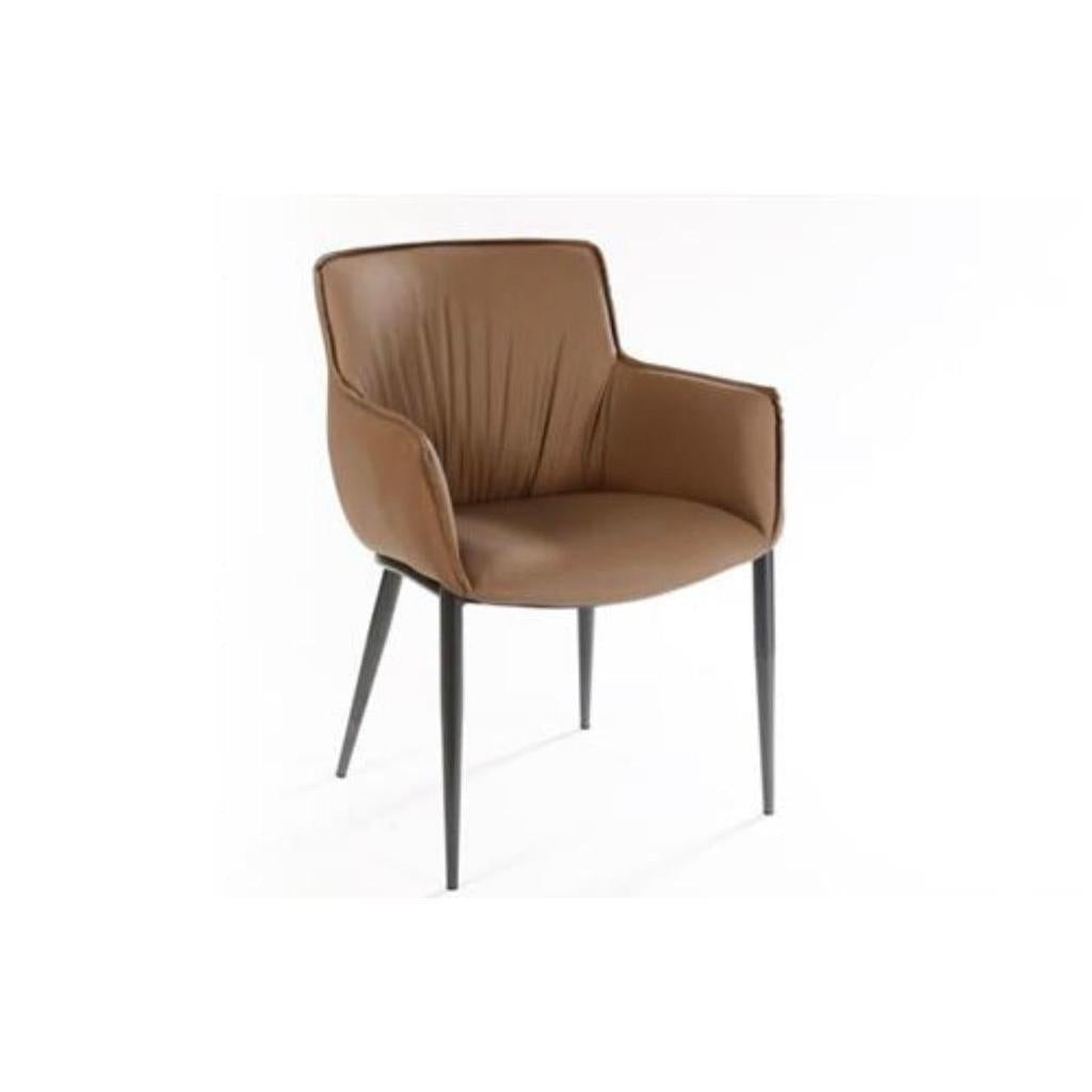 כיסא אוכל עשוי עור מיוחד בגוון חום מוקה ורגלי מתכת שחורות