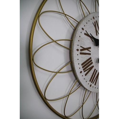 שעון קיר עשוי מתכת זהב בשילוב עץ בעיצוב מרשים