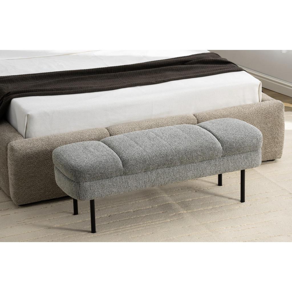 ספסל מעוצב עשוי בד יוקרתי בשילוב רגלי מתכת שחורות