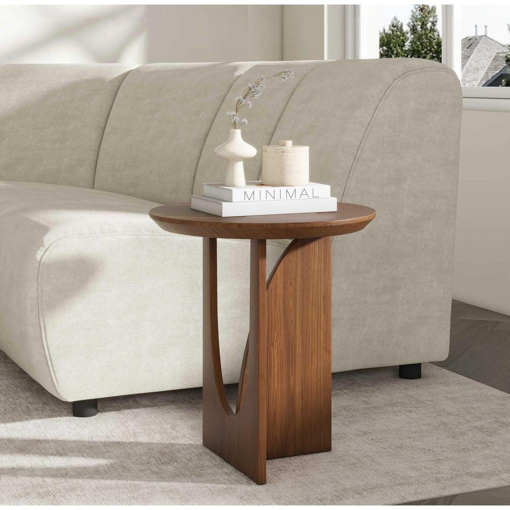 שולחן צד עשוי עץ טבעי בשילוב רגל מתעגלת בגוון חום אגוז