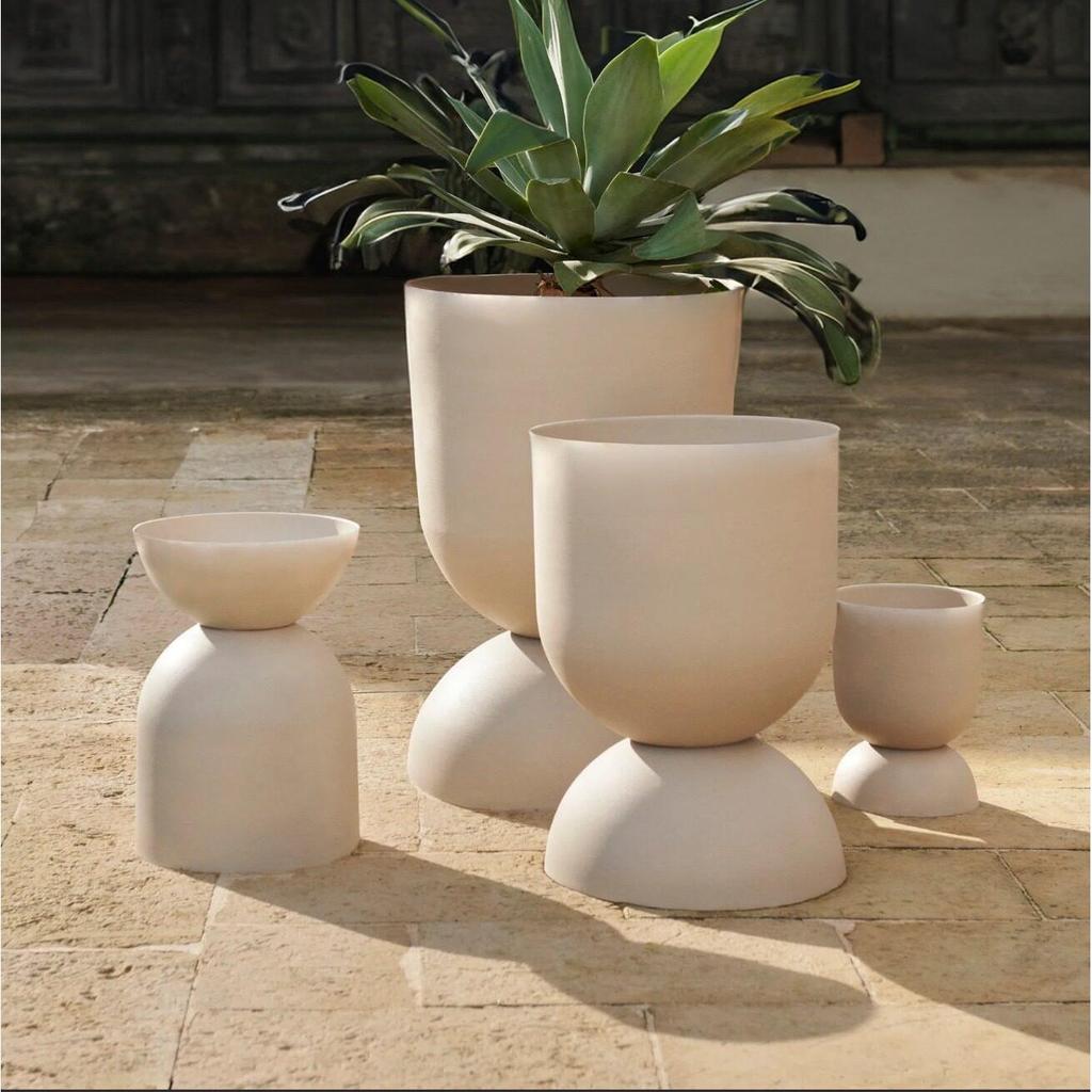 מעמד לעציץ עשוי מתכת בעיצוב שעון חול מעוגל בצבע שמנת