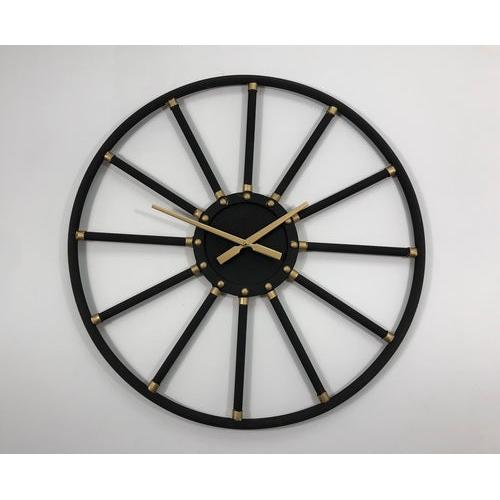 שעון קיר עגול עשוי מתכת בגוון שחור בשילוב מחוגים זהב