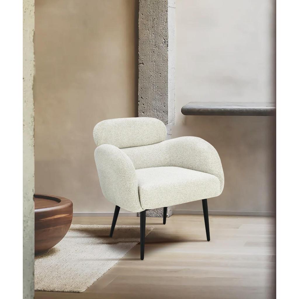 כורסא לסלון עשויה בד מעוצב בשילוב רגלי מתכת שחורות