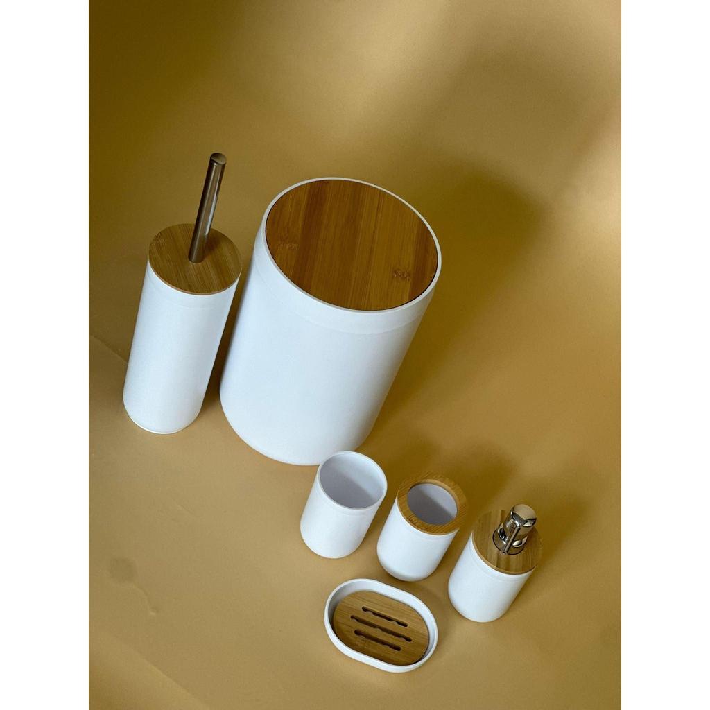 סט אמבטיה ומקלחת 6 חלקים בצבע לבן ושילוב במבוק