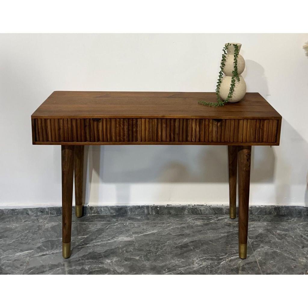 קונסולה עשויה עץ בגוון חום כהה בעיצוב מרהיב