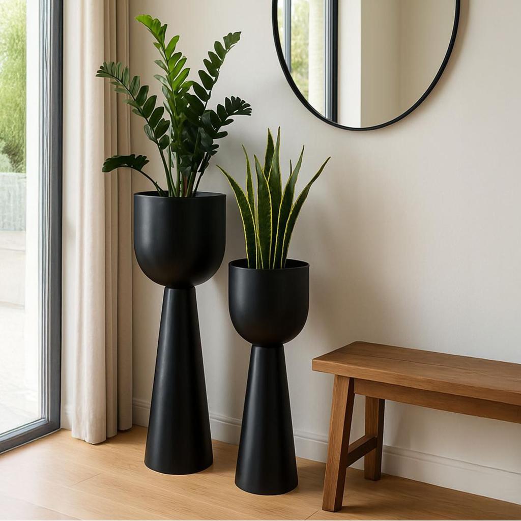 מעמד לעציץ מעוצב בצורת לפיד בצבע שחור יוקרתי