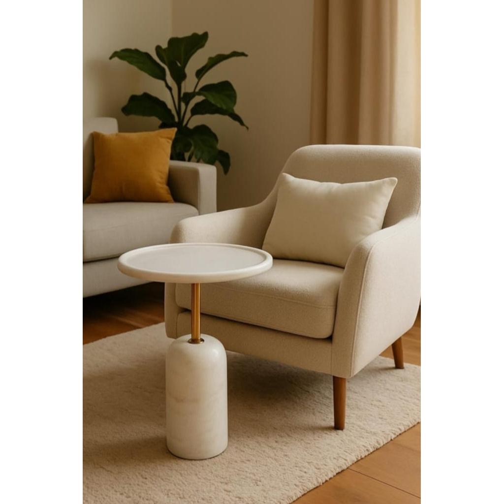 שולחן צד עשוי שיש בצבע לבן קלאסי ומיוחד