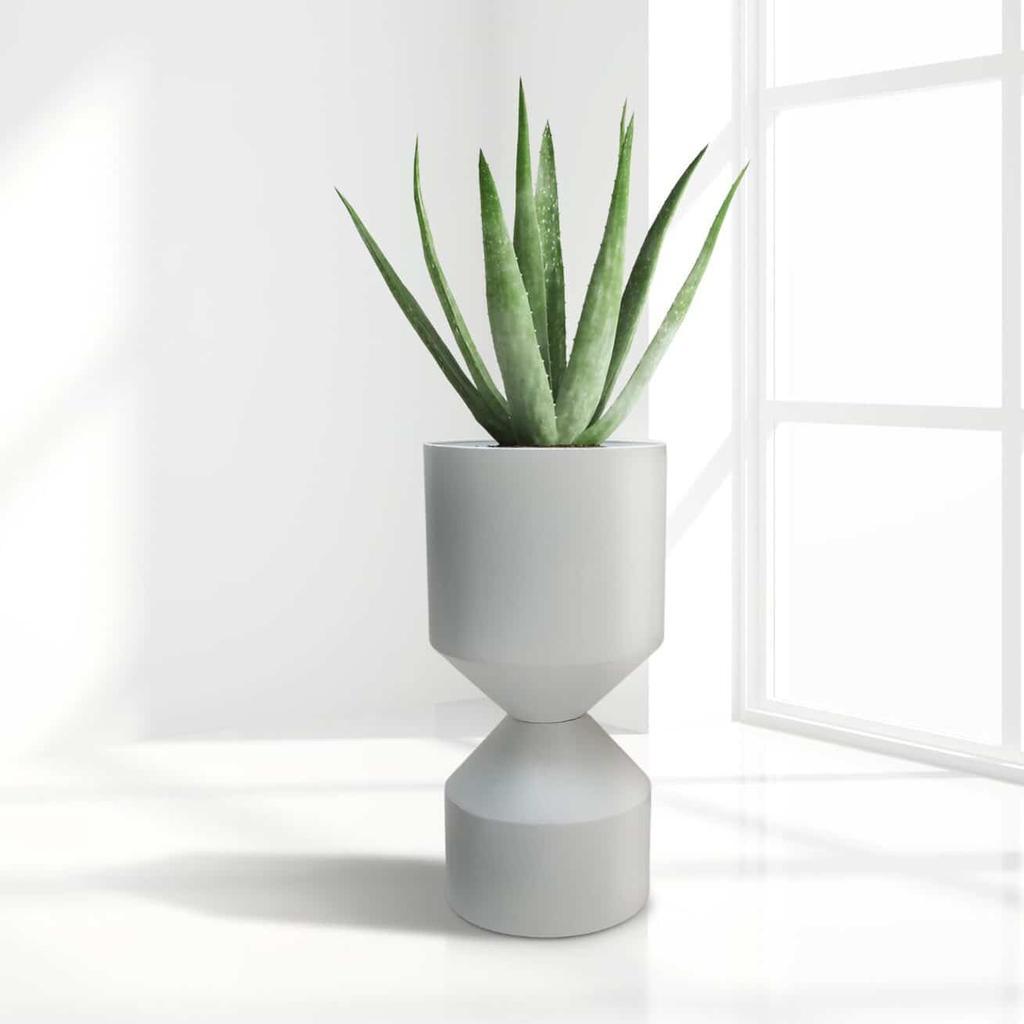 מעמד לעציץ עשוי מתכת מעוצב שעון חול לבן