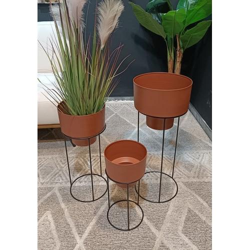 סט 3 מעמדים לעציצים עגולים עשויים מתכת בגוון חמרה