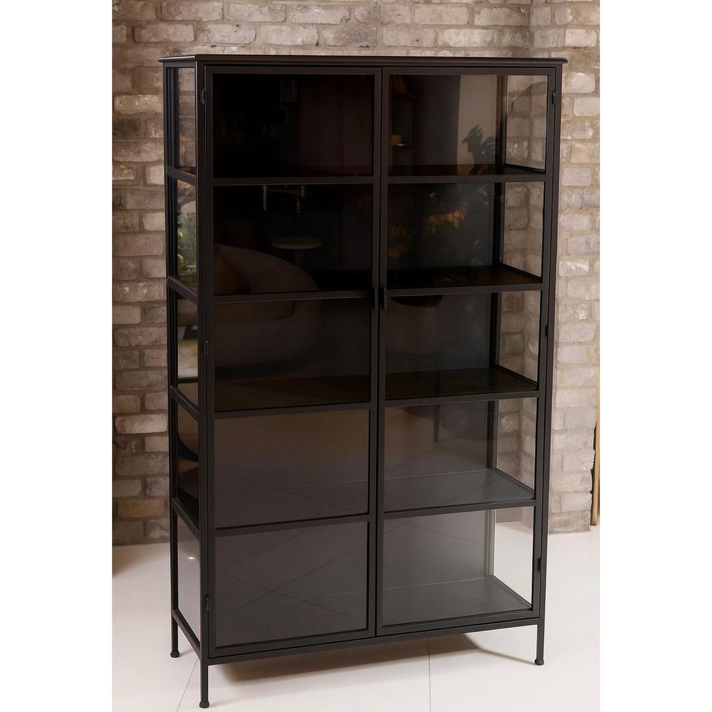 ויטרינה עשויה מתכת בגוון שחור בשילוב דלתות זכוכית