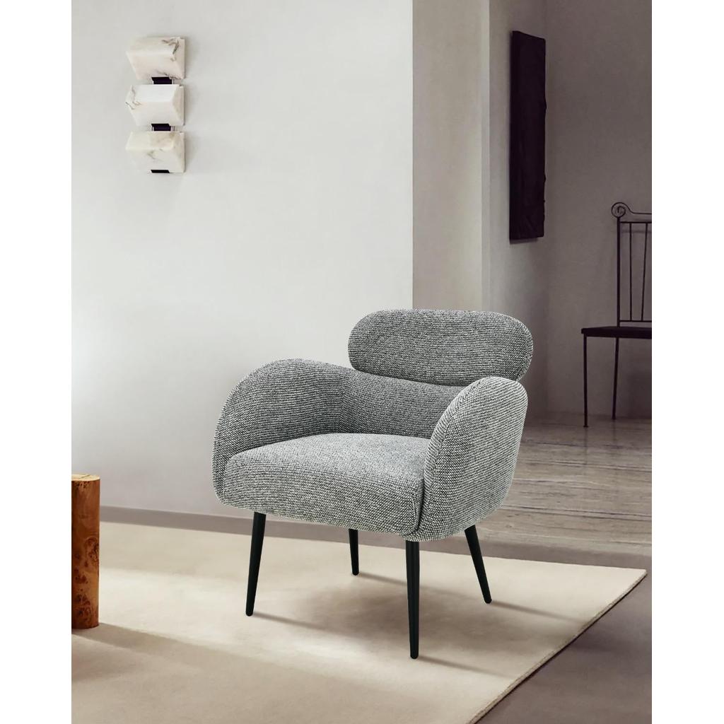 כורסא לסלון עשויה בד מעוצב בשילוב רגלי מתכת שחורות