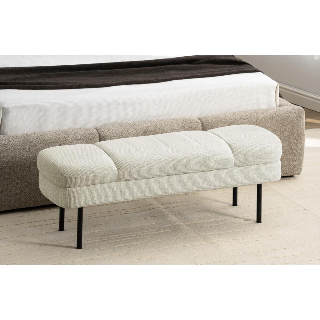 ספסל מעוצב עשוי בד יוקרתי בשילוב רגלי מתכת שחורות