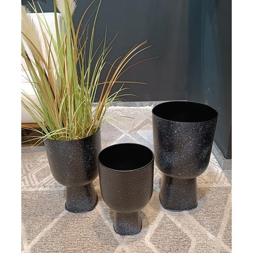 סט 3 מעמדים לעציצים עשויים מתכת שחורה בשילוב נקודות לבנות