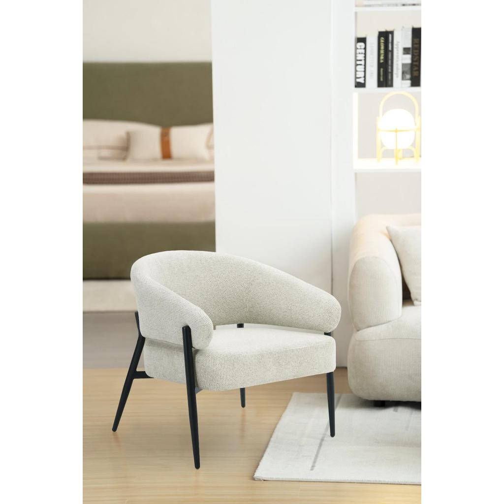 כורסא לסלון עשויה בד מרהיב בשילוב רגלי מתכת שחורות