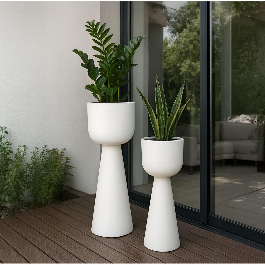 מעמד לעציץ מעוצב בצורת לפיד בצבע לבן מרשים