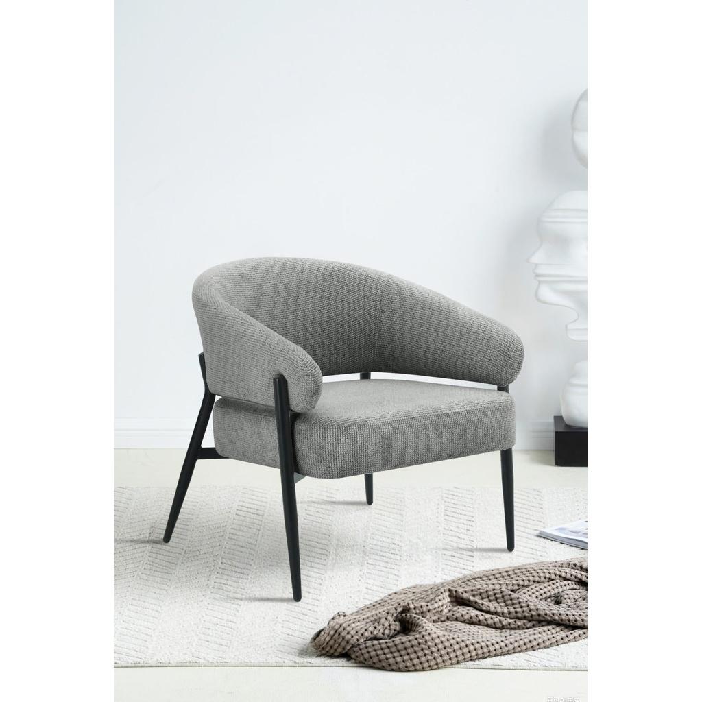 כורסא לסלון עשויה בד מרהיב בשילוב רגלי מתכת שחורות