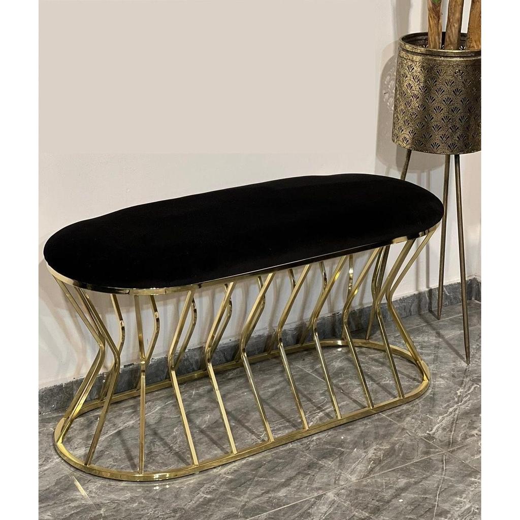 ספסל עשוי ריפוד שחור בשילוב רגלי מתכת בצבע זהב יוקרתי