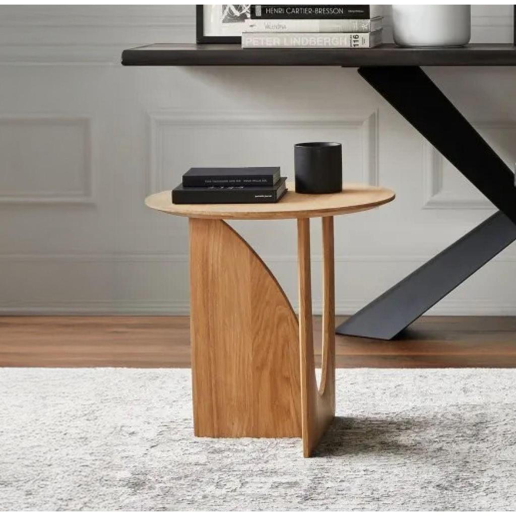 שולחן צד עשוי עץ טבעי בשילוב רגל מתעגלת