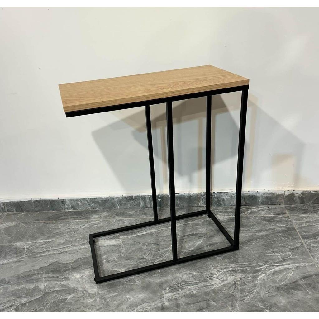 נשכן עשוי פלטת עץ חום טבעי בשילוב רגלי מתכת שחורות