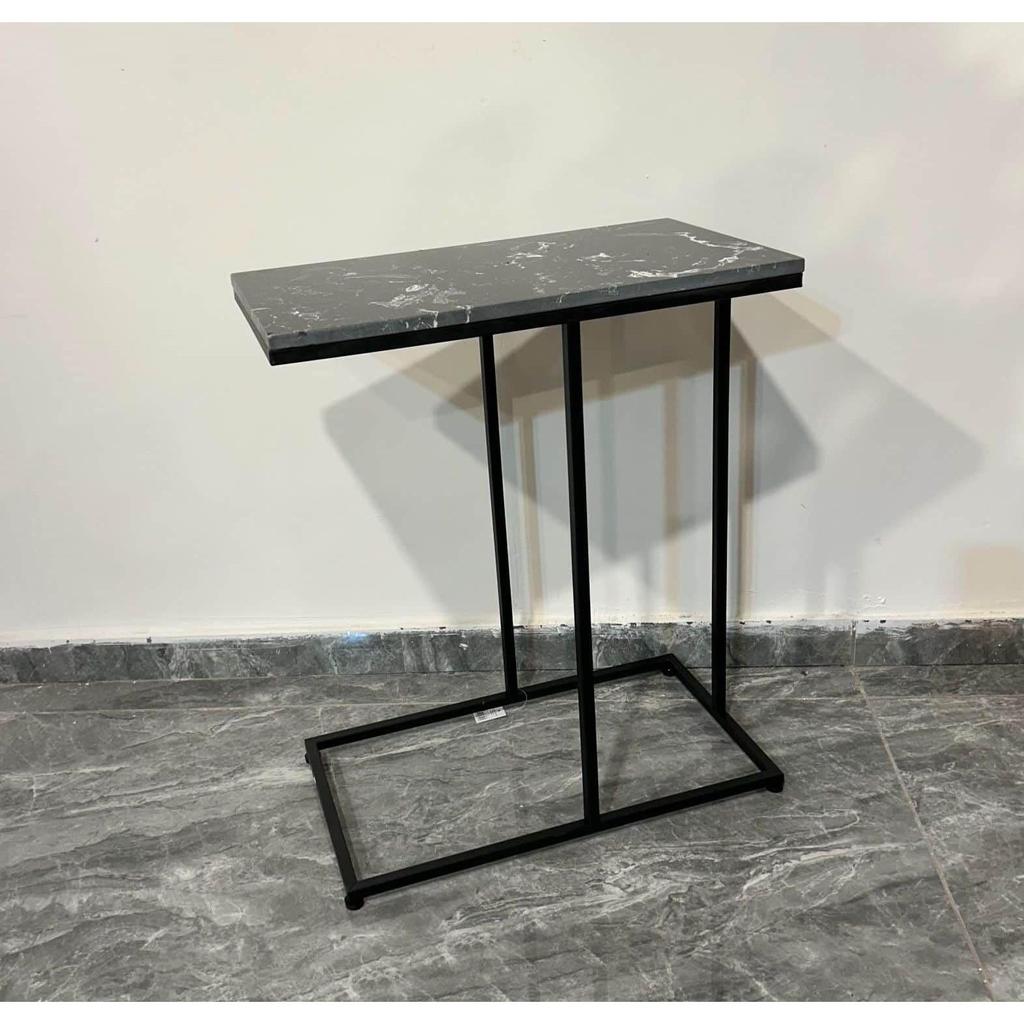 נשכן עשוי פלטת שיש בגוון אפור בשילוב רגלי מתכת שחורות