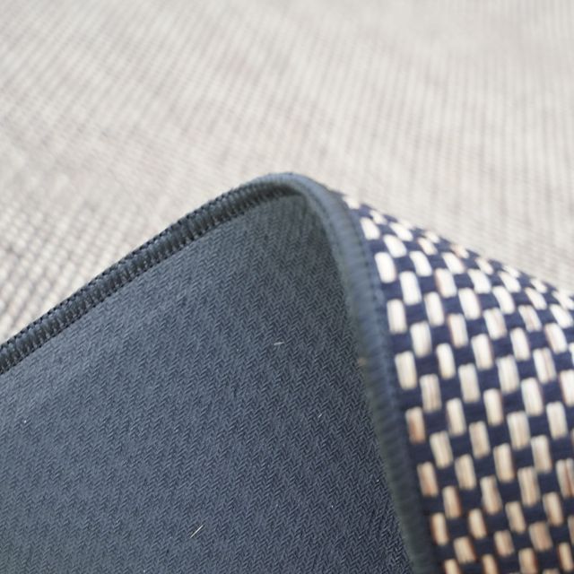 שטיח דגם שרלוט עשוי בד שאניל בשילוב גומי בצבע שחור