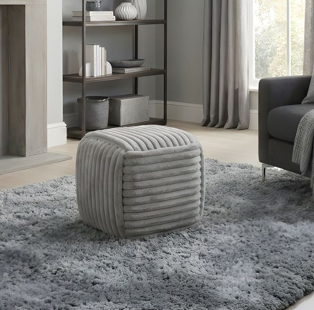 הדום מעוצב עשוי פרווה בשילוב פסים מיוחדים 