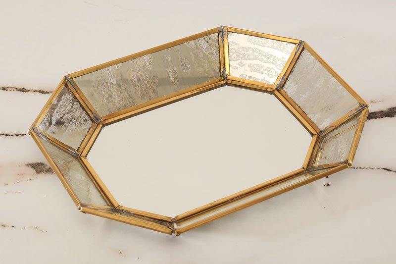 מגש מתכת זהב Sensation בגודל 25X20X3.5 בצבע זהב פריט שימושי שמוסיף אופי לחלל