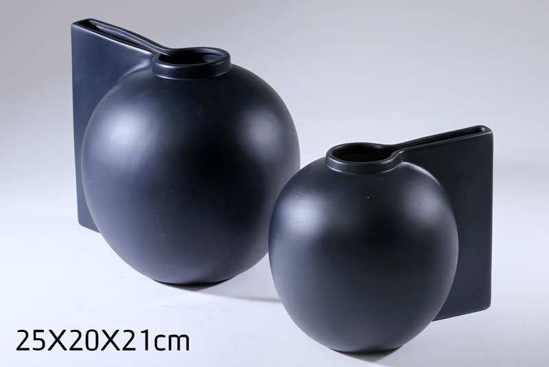 וואזה קרמיקה בגודל 25X20X21 בצבע שחור מט