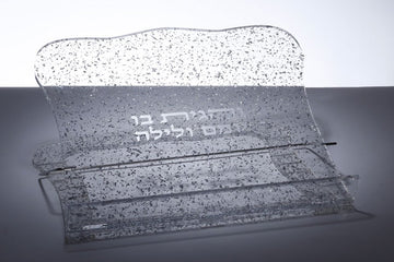 סטנדר לספרים אקריליק קונפטי והדפס כסף – יודאיקה לבית לבית נעים ולאירוח מלא אופי