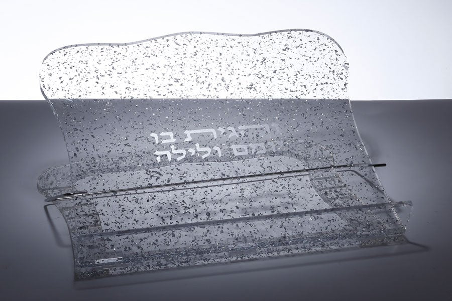 סטנדר לספרים אקריליק קונפטי והדפס כסף – יודאיקה לבית לבית נעים ולאירוח מלא אופי
