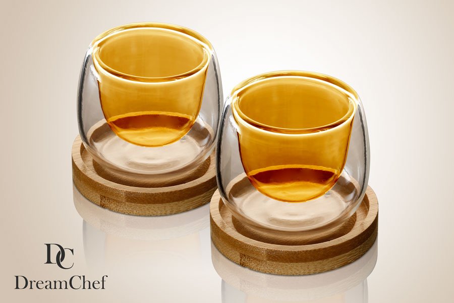 זוג כוסות קפה זכוכית אמבר DreamChef עם תחתיות עץ 80ml סט מעוצב להגשה ולאירוח