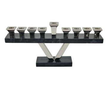 חנוכיה עשויה שיש כהה בשילוב קנים ורגל בצבע כסף מיוחד