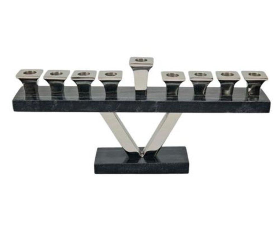 חנוכיה עשויה שיש כהה בשילוב קנים ורגל בצבע כסף מיוחד