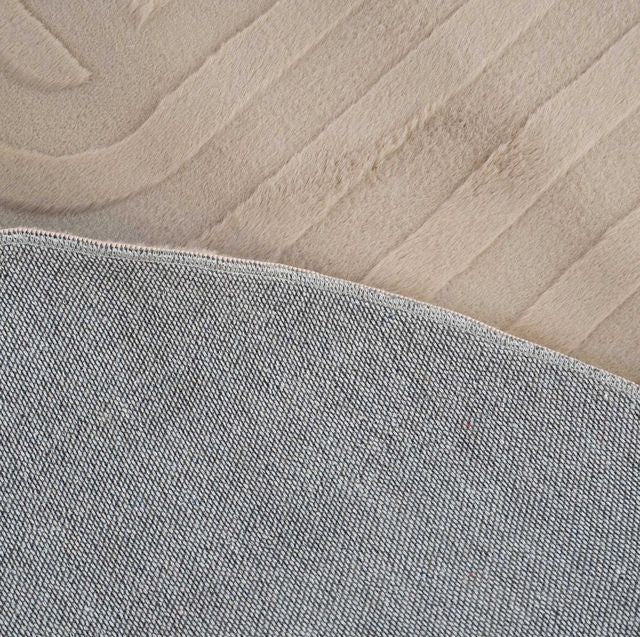 שטיח אסימטרי דגם אמיליה עשוי פרווה בצבע אבן