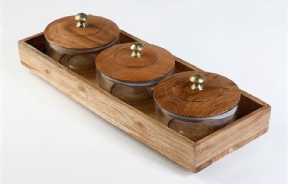כלי הגשה מחולק עשוי מגש עץ בשילוב צנצנות זכוכית