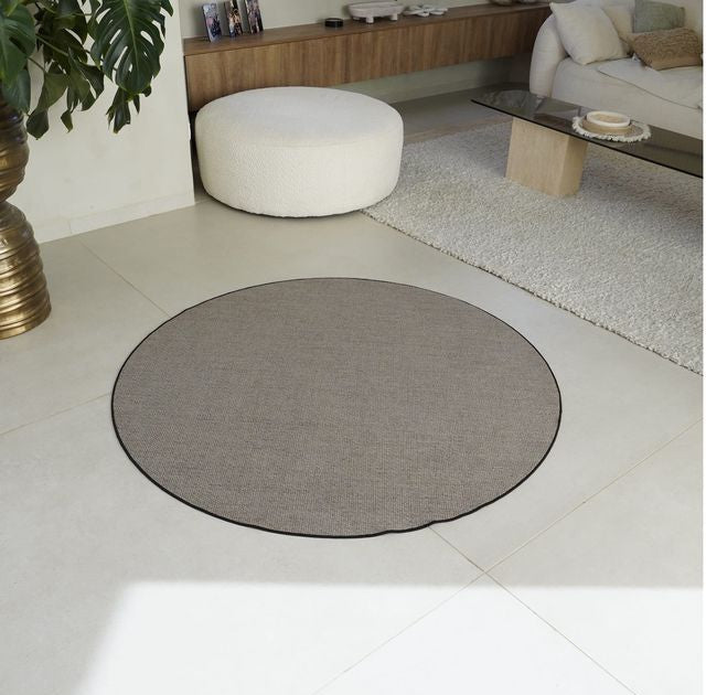 שטיח דגם שרלוט עשוי בד שאניל בשילוב גומי בצבע אפור